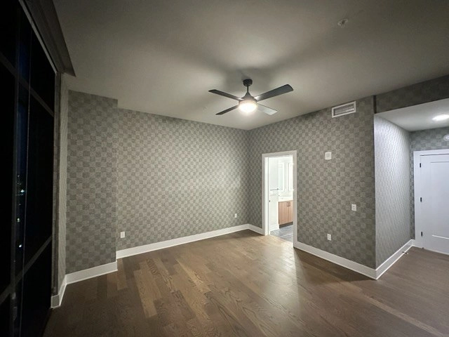 Finished neutral wallpaper in a bright room near Shoreview