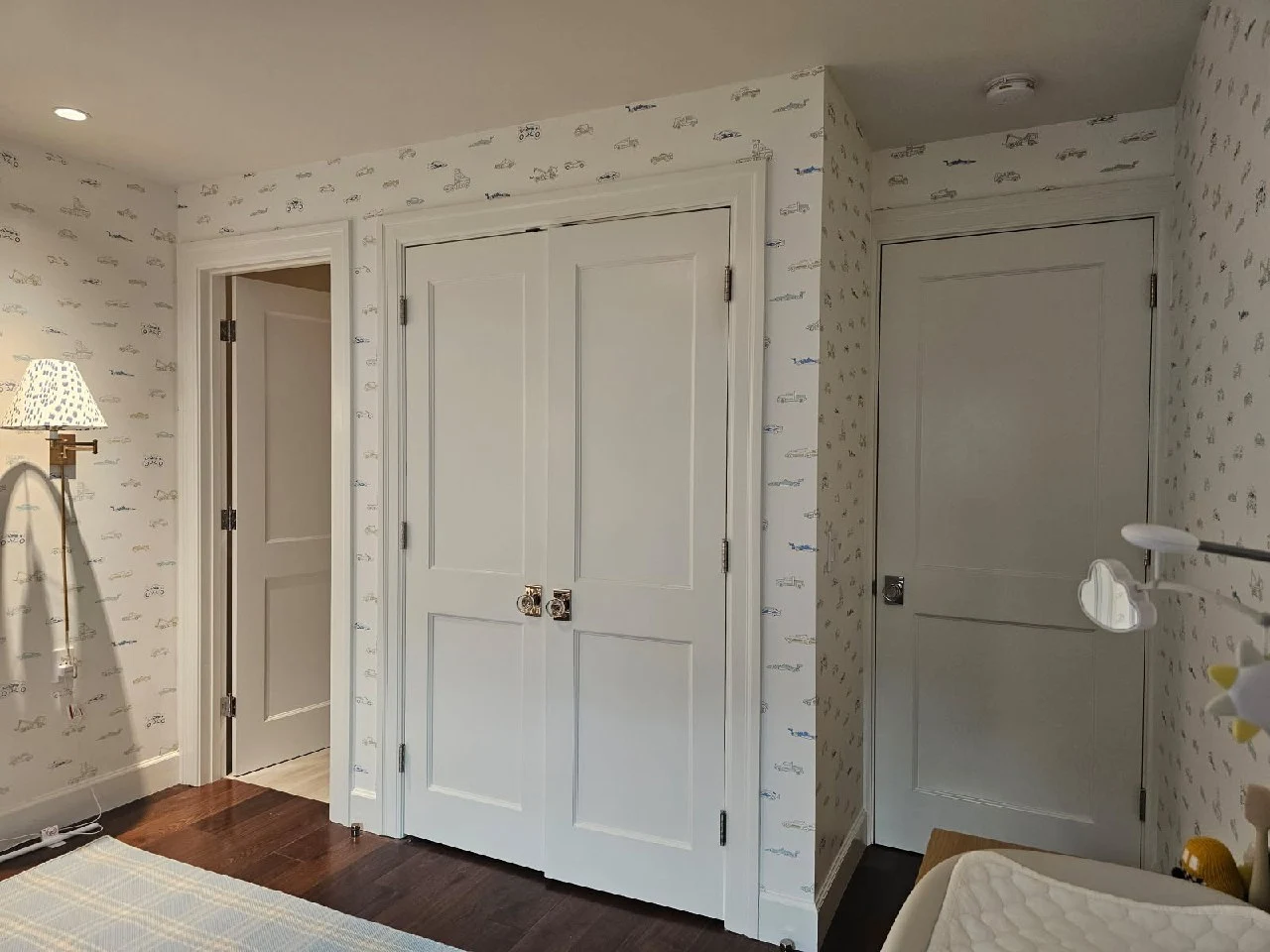 Detailed white wallcovering in a Woodbury hallway near Valley Creek